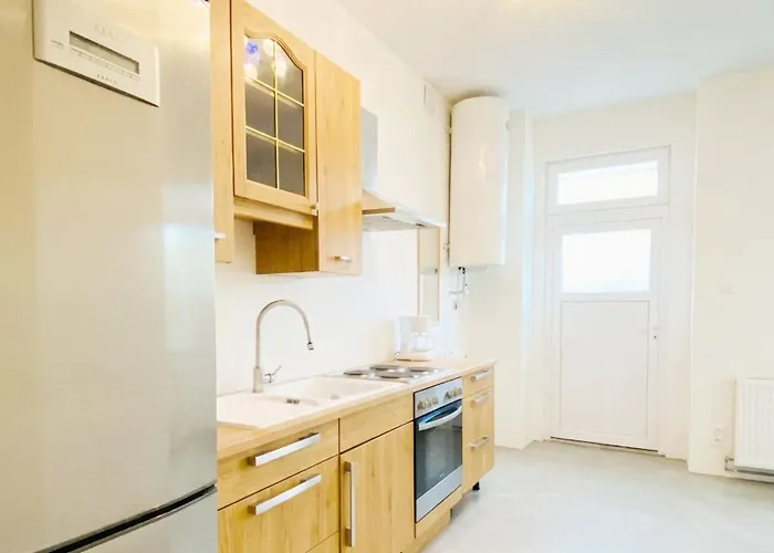 Private In 5br Shared Aprt For 11 Near Train Station